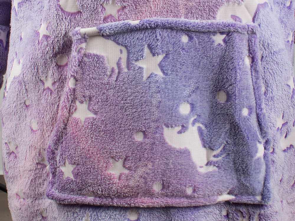 Hanorac patura cu gluga si maneci, Zola®, insertii fosforescente, 80 x 70 cm, calduros si pufos, buzunar spatios, model unicorni si stelute, violet Hanorac patura cu gluga si maneci, Zola®, insertii fosforescente, 80 x 70 cm, calduros si pufos, buzunar spatios, model unicorni si stelute, violet